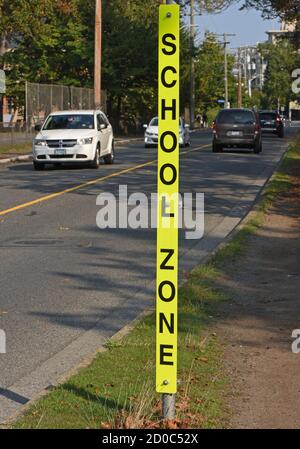 Ein Schild, das eine Schulzone vor dem Hotel anzeigt, um Autofahrer zu warnen Zum Abbremsen Stockfoto