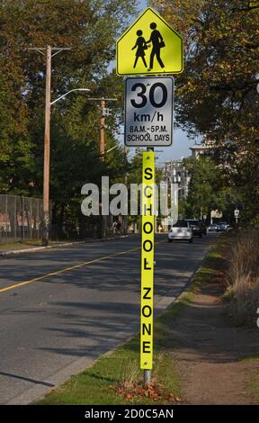 Ein Schild, das eine Schulzone vor dem Hotel anzeigt, um Autofahrer zu warnen Um auf 30 Kilometer pro Stunde zu verlangsamen Stockfoto