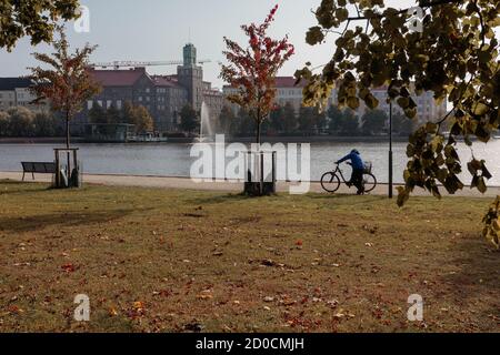 Helsinki, Uusimaa, Finnland 2020 2. Oktober 2020 Panorama der Böschung an einem sonnigen Herbsttag, ein Mann mit Fahrrad. Hochwertige Fotos Stockfoto