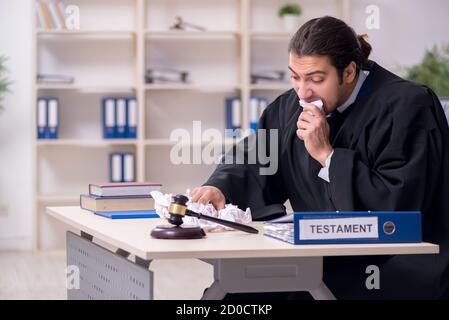 Junge Richter arbeiten im Gerichtsgebäude Stockfoto