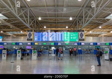 Athen, Griechenland - 23. September 2020: Terminalgebäude des Athener Flughafens in Griechenland. Stockfoto
