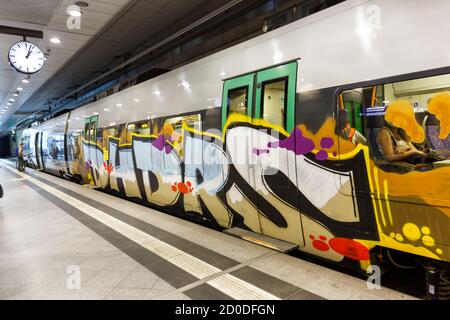 Leipzig, Deutschland - 19. August 2020: Graffiti S-Bahn Leipzig Hauptbahnhof S-Bahn in Deutschland. Stockfoto