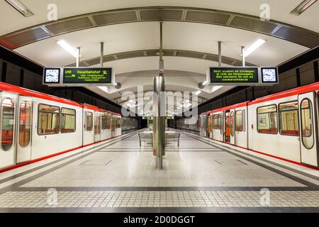 Dortmund, Deutschland - 9. August 2020: U-Bahn-Station Dortmund U-Bahn U-Bahn Westfalenhallen in Deutschland. Stockfoto