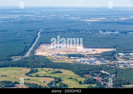 Berlin, Deutschland - 19. August 2020: Tesla Gigafactory Berlin Brandenburg GIGA Fabrik Luftaufnahme Foto in Deutschland. Stockfoto