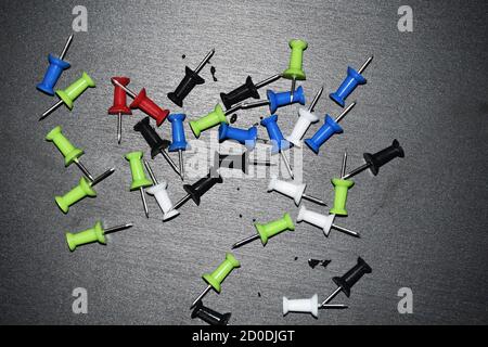 Bunte Punch Pins Zeichnung Pins auf schwarzem Hintergrund Stockfoto