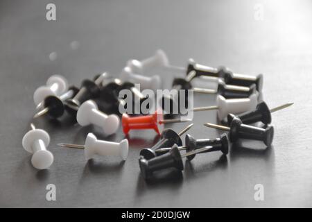 Bunte Punch Pins Zeichnung Pins auf schwarzem Hintergrund Stockfoto