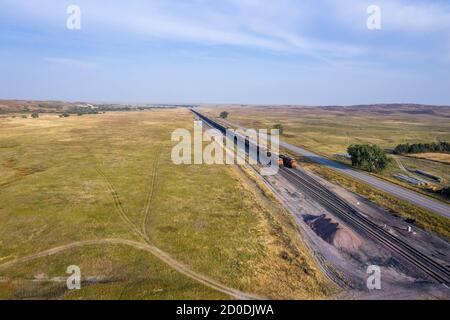 autobahn und Kohle Güterzüge in Nebraska Sandhills entlang der Middle Loup River, Luftaufnahme Stockfoto