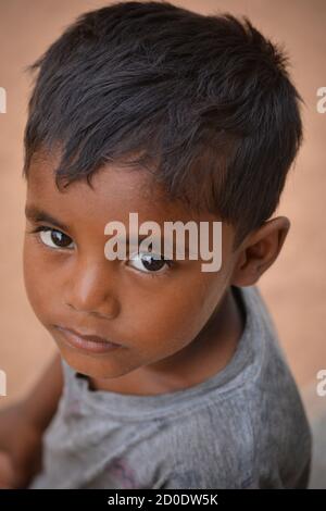 TIKAMGARH, MADHYA PRADESH, INDIEN - 14. SEPTEMBER 2020: Porträt eines nicht identifizierten indischen Jungen. Stockfoto