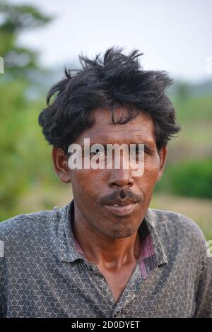 TIKAMGARH, MADHYA PRADESH, INDIEN - 14. SEPTEMBER 2020: Porträt eines unbekannten indischen Mannes in ihrem Dorf. Stockfoto