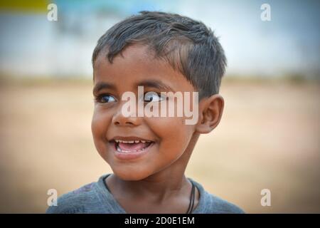 TIKAMGARH, MADHYA PRADESH, INDIEN - 14. SEPTEMBER 2020: Porträt eines nicht identifizierten indischen Jungen. Stockfoto