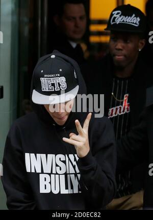 Sanger Justin Bieber Fahrt Vom Hotel Mit Dem Kopf Nach Unten Zur Vermeidung Von Fans Und Paparazzi Mit Befreundeten Kunstler Und Freund Rapper Diggy Simmons New York City Usa 01 09 10 Stockfotografie Alamy