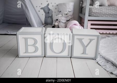 Schriftzug Junge aus Würfeln im Kinderzimmer Stockfoto