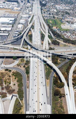 Century San Diego Freeway Kreuzung Kreuzung Kreuzung Highway Los Angeles Straßen Verkehr Amerika Stadt Luftaufnahme Foto von oben Stockfoto