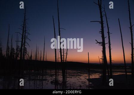 Sonnenuntergang im Fountain Paint Pots, Lower Geyser Basin, Yellowstone National Park, Wyoming, USA Stockfoto