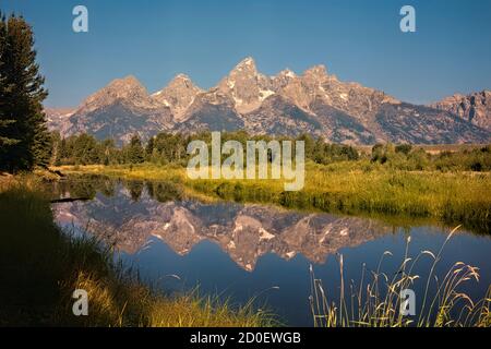 Klassische Ansicht der Grand Tetons, Schwabacher's Landing, Grand Teton National Park, Wyoming, USA Stockfoto