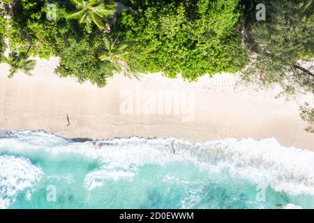 Seychellen Takamaka Strand Meer Wellen Urlaub Meer Drohne Ansicht Antenne Kopierbereich für Fotos Stockfoto