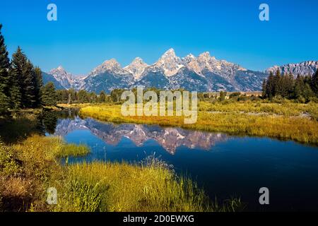 Klassische Ansicht der Grand Tetons, Schwabacher's Landing, Grand Teton National Park, Wyoming, USA Stockfoto