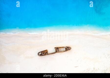 Zakynthos, Griechenland - 20. September 2020: Insel Zakynthos Meer Schiffswrack Navagio Strand Drohne Ansicht Luftbild in Griechenland. Stockfoto