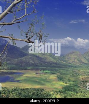 Malerische Landschaft der palani Hügel, grünes Tal und Manjalar Damm Blick von einem Aussichtspunkt auf kodaikanal in tamilnadu, südindien Stockfoto