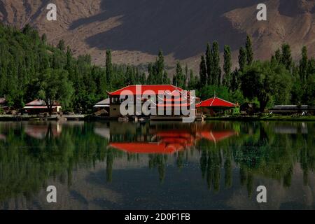 Der untere Kachura-See, auch bekannt als Shangrila-See, befindet sich im Dorf Kachura in der Stadt Skardu in einer Höhe von 2,500 Metern. Stockfoto