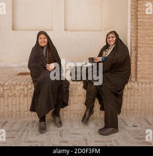 Kashan, Iran - 2019-04-14 - zwei Frauen lächeln für ausländische Fotograf in Dorf Abyaneh. Stockfoto