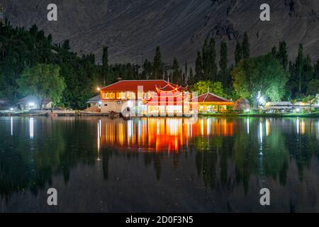 Der untere Kachura-See, auch bekannt als Shangrila-See, befindet sich im Dorf Kachura in der Stadt Skardu in einer Höhe von 2,500 Metern. Stockfoto