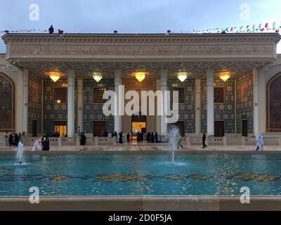 Shiraz, Iran - 2019-04-09 - Shah Ceragh Heiligtum - center Pool im Innenhof. Stockfoto