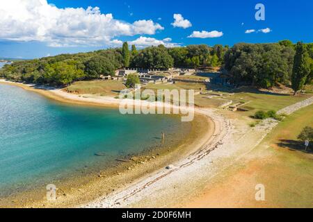 Luftaufnahme der Verige Bucht mit den Ruinen von Römische Villa im Brijuni Nationalpark Stockfoto