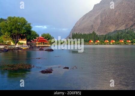 Der untere Kachura-See, auch bekannt als Shangrila-See, befindet sich im Dorf Kachura in der Stadt Skardu in einer Höhe von 2,500 Metern. Stockfoto