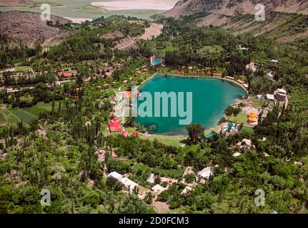 Der untere Kachura-See, auch bekannt als Shangrila-See, befindet sich im Dorf Kachura in der Stadt Skardu in einer Höhe von 2,500 Metern. Stockfoto