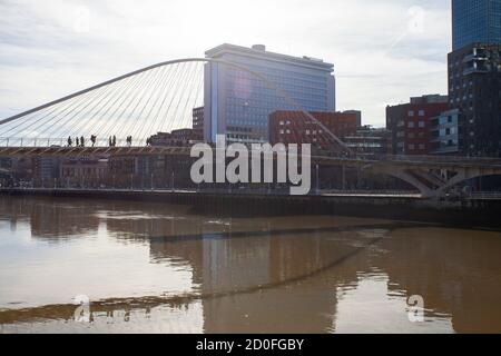 BILBAO, BASKENLAND / SPANIEN - 26. JANUAR 2019: Zubizuri Fußgängerbrücke über den Fluss Nervion Stockfoto