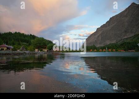 Der untere Kachura-See, auch bekannt als Shangrila-See, befindet sich im Dorf Kachura in der Stadt Skardu in einer Höhe von 2,500 Metern. Stockfoto