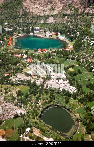Der untere Kachura-See, auch bekannt als Shangrila-See, befindet sich im Dorf Kachura in der Stadt Skardu in einer Höhe von 2,500 Metern. Stockfoto