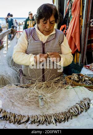 Valparaiso, Chile - 2019-07-30 - Frau Gewinde Haken angeln Führungslinien. Stockfoto