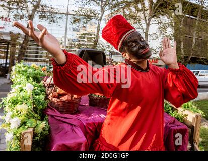 Teheran, Iran - 2019-04-03-iranischen Vater Weihnachten in Blackface an Street Fair. Stockfoto