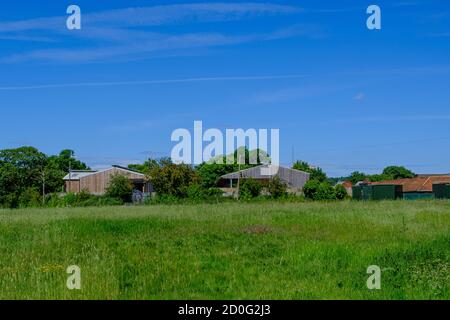 Drei alte Bauernhöfe mit Rasenfläche vor der Pinner Park Farm, Pinner, Harrow, NW London. Stockfoto