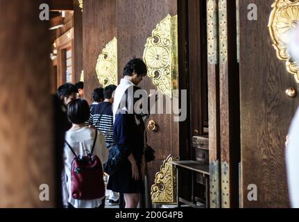 April 2018 - Meiji Jingu Schrein, Tokio, Japan: Menschen beten im Meiji Jingu Schrein in Tokio, Japan Stockfoto