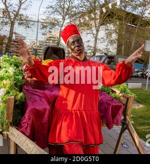 Teheran, Iran - 2019-04-03-iranischen Vater Weihnachten in Blackface an Street Fair. Stockfoto