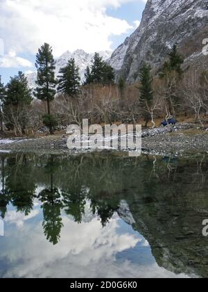 Es gibt drei Seen in Naltar Valley bekannt als Naltar Seen oder Bashkiri Seen in Höhen von 3,050 bis 3,150 Metern Stockfoto