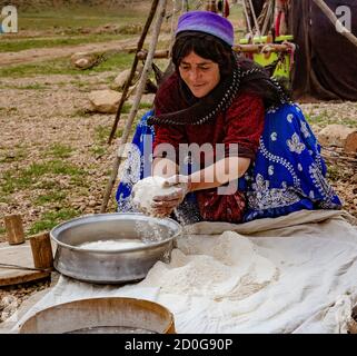 Shiraz, Iran - 2019-04-09-Qashgal Frau macht Brot von zu Hause Boden Mehl. Stockfoto