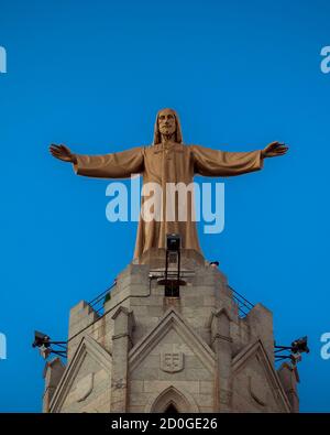 Barcelona, Katalonien, Spanien, 02. Oktober 2016. Jesus Christus Statue (von Josep Miret) am Tempel Expiatori del Sagra Cor auf dem Gipfel des Berges Tibidabo i Stockfoto