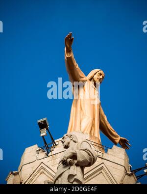 Barcelona, Katalonien, Spanien, 02. Oktober 2016. Jesus Christus Statue (von Josep Miret) am Tempel Expiatori del Sagra Cor auf dem Gipfel des Berges Tibidabo i Stockfoto