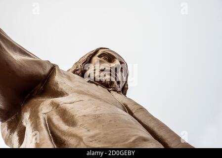 BARCELONA, KATALONIEN, SPANIEN - 02. OKTOBER 2016: Jesus Christus Statue (von Josep Miret) am Tempel Expiatori del Sagra Cor auf dem Gipfel des Tibidabo Stockfoto