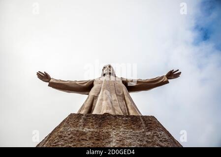 BARCELONA, KATALONIEN, SPANIEN - 02. OKTOBER 2016: Jesus Christus Statue (von Josep Miret) am Tempel Expiatori del Sagra Cor auf dem Gipfel des Tibidabo Stockfoto