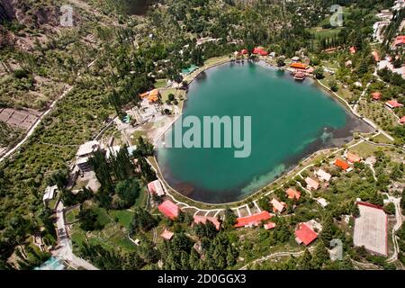 Der untere Kachura-See, auch bekannt als Shangrila-See, befindet sich im Dorf Kachura in der Stadt Skardu in einer Höhe von 2,500 Metern. Stockfoto