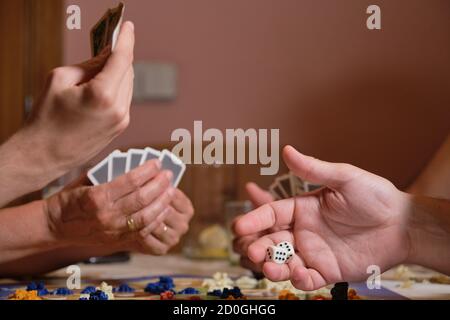 Nicht erkennbare Familie Hände spielen Brettspiele. Spaß zu Hause Konzept. Stockfoto