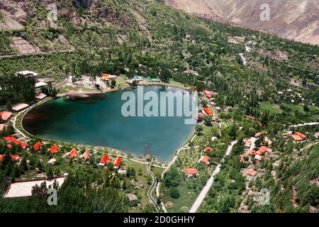 Der untere Kachura-See, auch bekannt als Shangrila-See, befindet sich im Dorf Kachura in der Stadt Skardu in einer Höhe von 2,500 Metern. Stockfoto