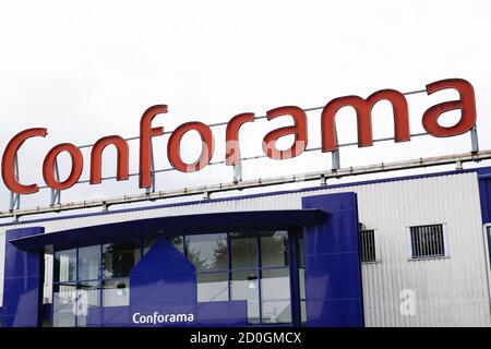 Bordeaux , Aquitaine / Frankreich - 09 25 2020 : Conforama Logo und Textschild vor der Ladeneinzelhandelskette Marke Stockfoto