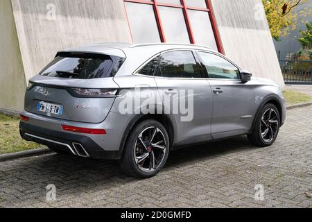 Bordeaux , Aquitaine / Frankreich - 09 25 2020 : DS7 Crossback e-tense Elektroparkplatz in ds Händler Stockfoto