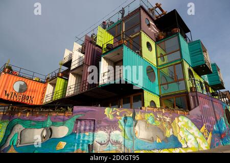 Valparaiso, Chile - 2019-07-30 - Wein Box Hotel ist komplett aus wiederverwendeten Container gebaut. Stockfoto